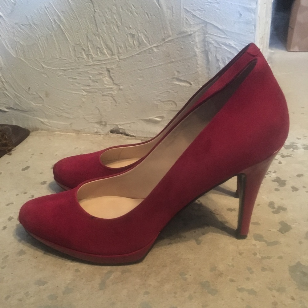 Red suede Nine West pumps